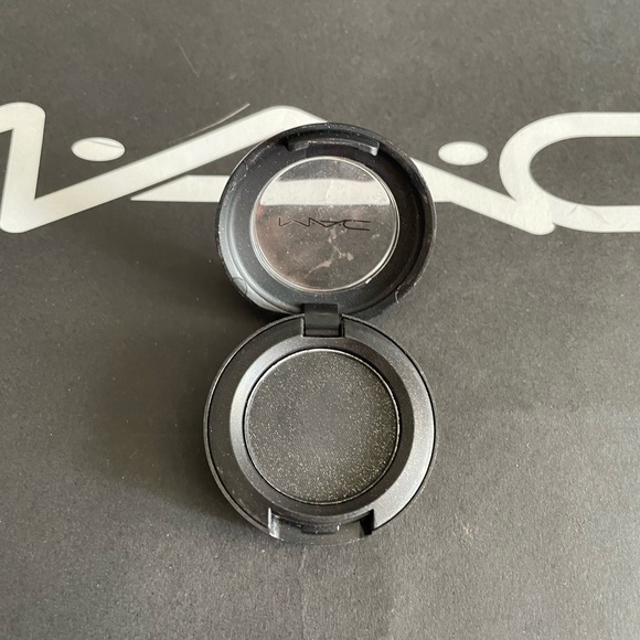 MAC Eyeshadow in Mont Black (Discontinued) - Picture 1 of 4